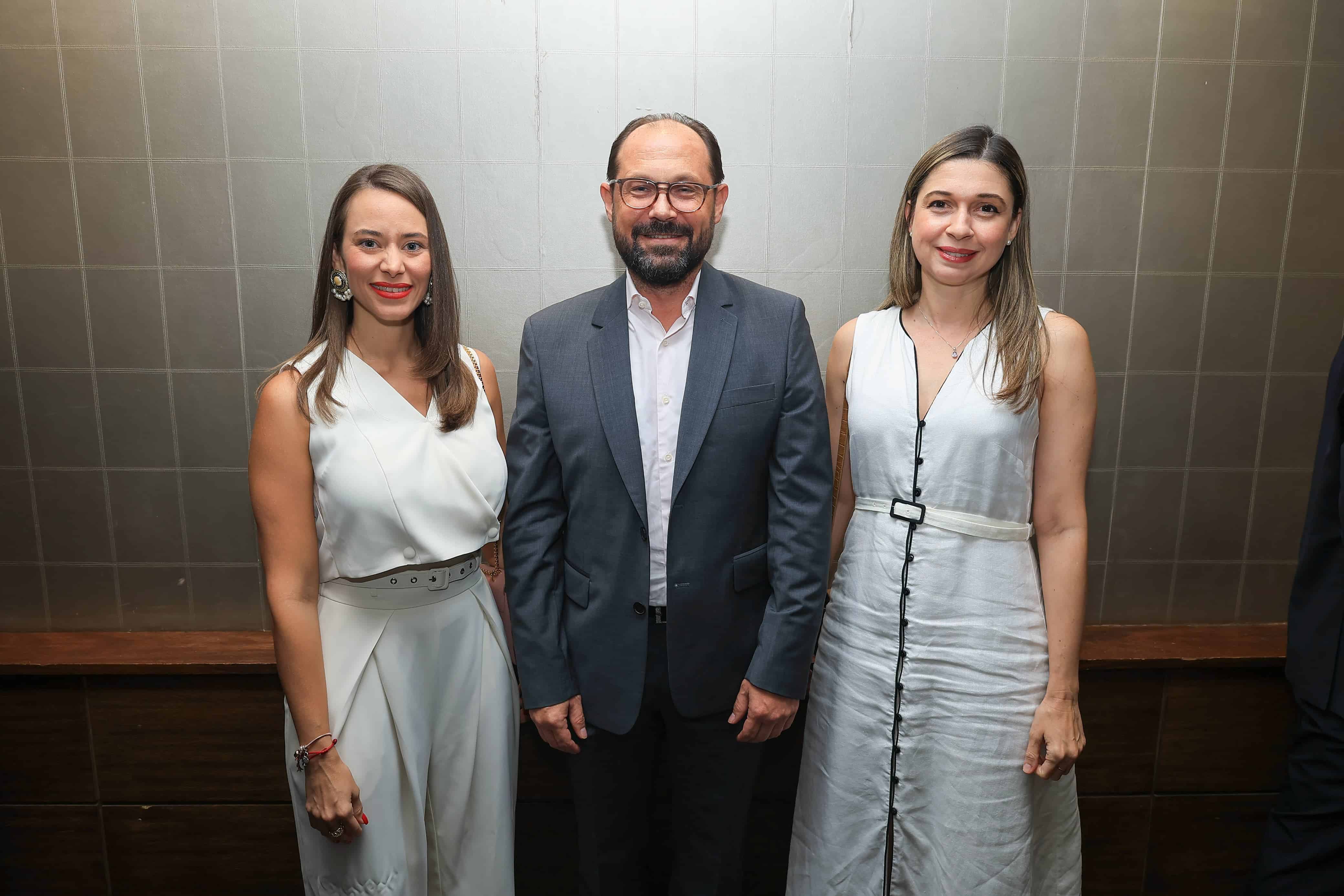 Michelle Guzm&aacute;n, Thomas Plisson y Mariana Vargas.<br>