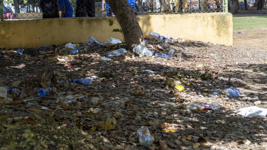 Basura y abandono invaden el Centro Olímpico Juan Pablo Duarte Basura y abandono invaden el Centro Olímpico Juan Pablo Duarte