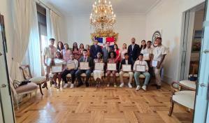 Embajada dominicana en España reconoce a estudiantes con el Premio al Mérito Escolar 2025