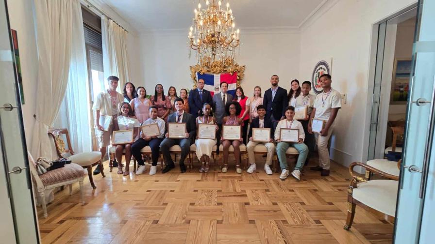 Embajada dominicana en España reconoce a estudiantes con el Premio al Mérito Escolar 2025