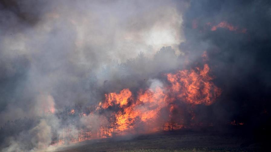 Albania y Macedonia del Norte luchan por contener varios incendios activos