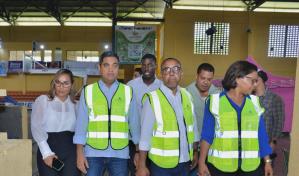 Kelvin Cruz supervisa obras deportivas en Monte Plata y promete mejoras