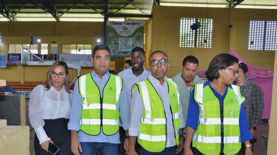 Kelvin Cruz supervisa obras deportivas en Monte Plata y promete mejoras