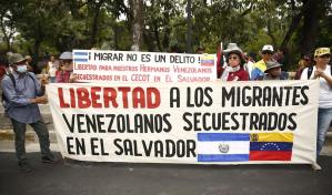 Un migrante venezolano presenta un querella civil en EE. UU. por haberlo enviado al CECOT