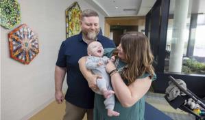 Bebé nacido con 21 semanas celebra su primer año de vida y rompe récord mundial