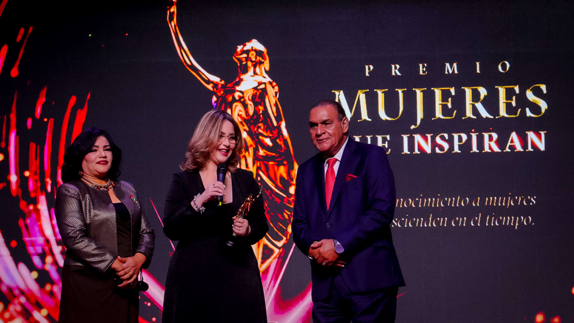 Wendy Santana, María Luisa Asilis ganadora de la noche por su aporte en la educación y Miguel Franjul, director del Llistín Diario.