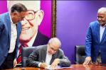 Danilo Medina firma acta de membresía del PLD y llama a la militancia a validarse