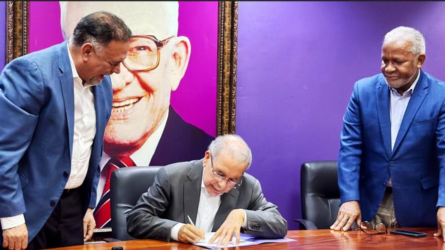 Danilo Medina firma acta de membresía del PLD y llama a la militancia a validarse Danilo Medina firma acta de membresía del PLD y llama a la militancia a validarse