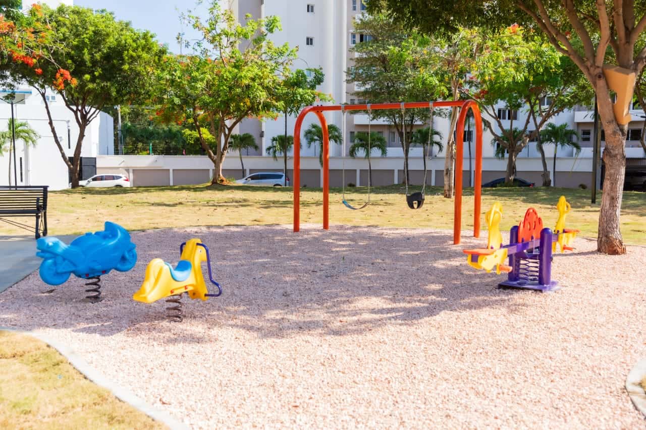 Vista del parque Areíto con áreas de juegos.