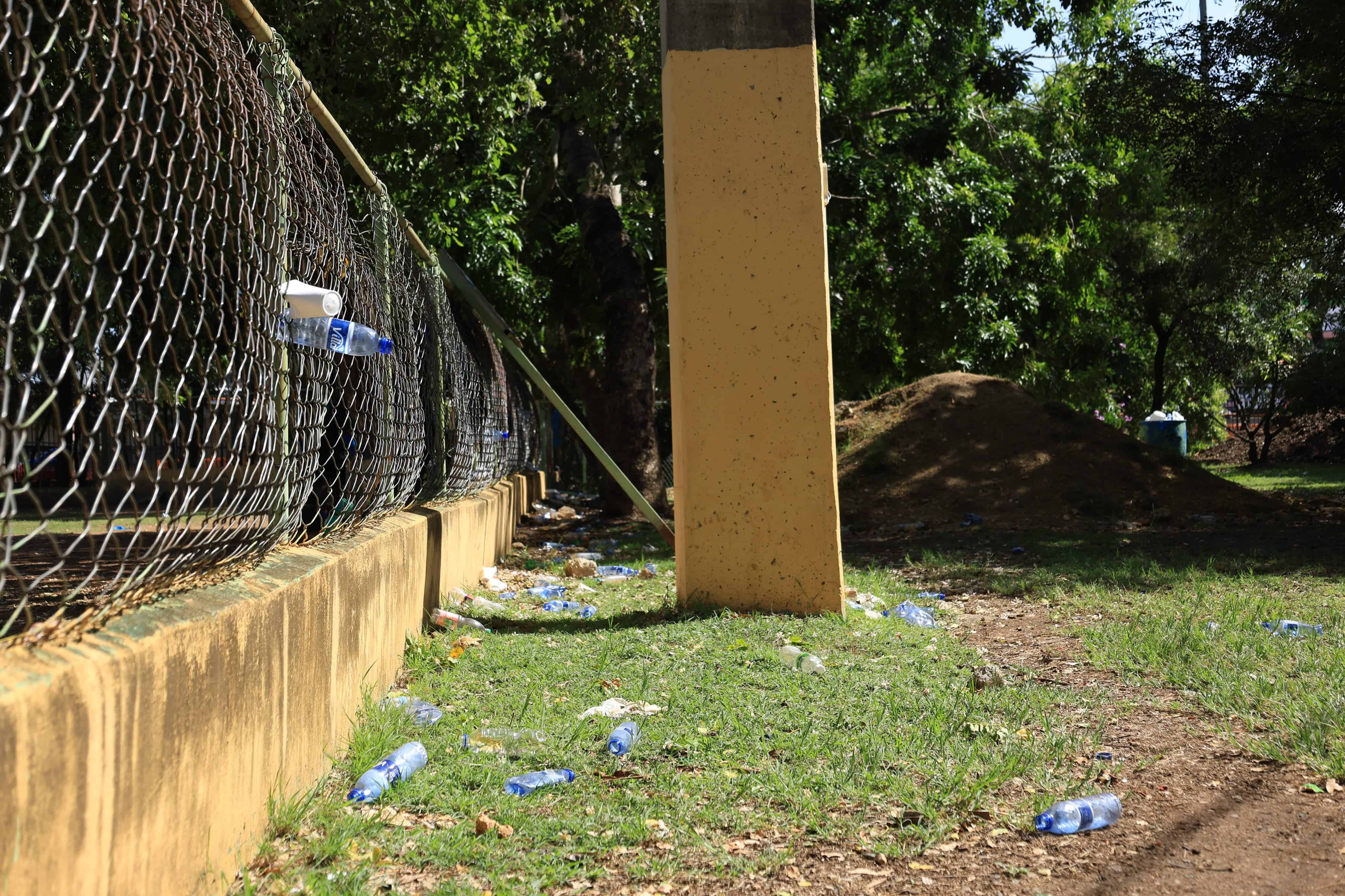 Basura y deterioro en el CJPD.