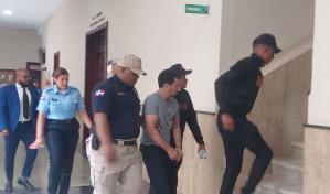 Trasladan del hospital al Palacio de Justicia a joven que atacó a varias personas en Naco