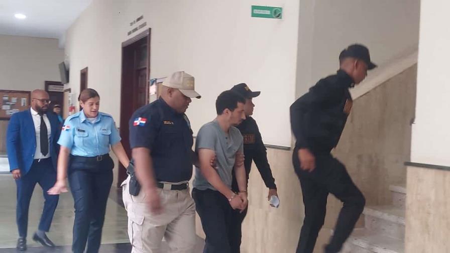 Trasladan del hospital al Palacio de Justicia a joven que atacó a varias personas en Naco