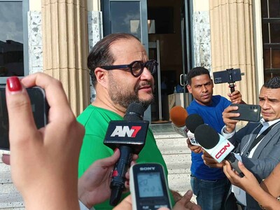 Fernando Hasbun y Alicia Ortega reciben desagravio de Aquiles Jiménez