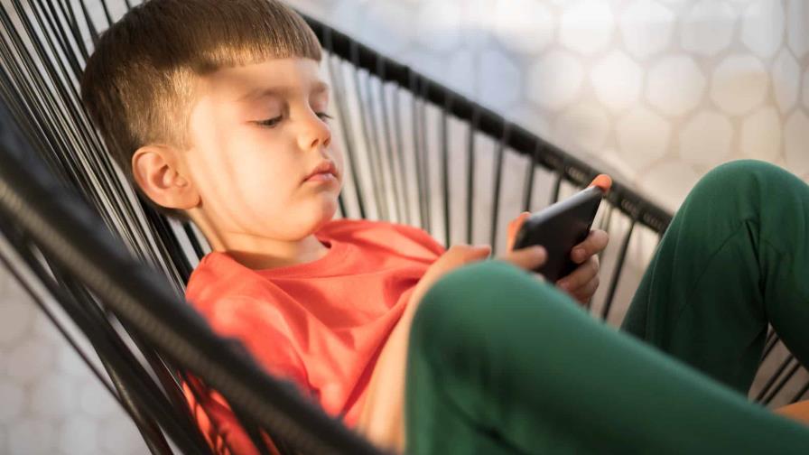 Aumentan las consultas por problemas cervicales en niños debido al uso excesivo de celulares