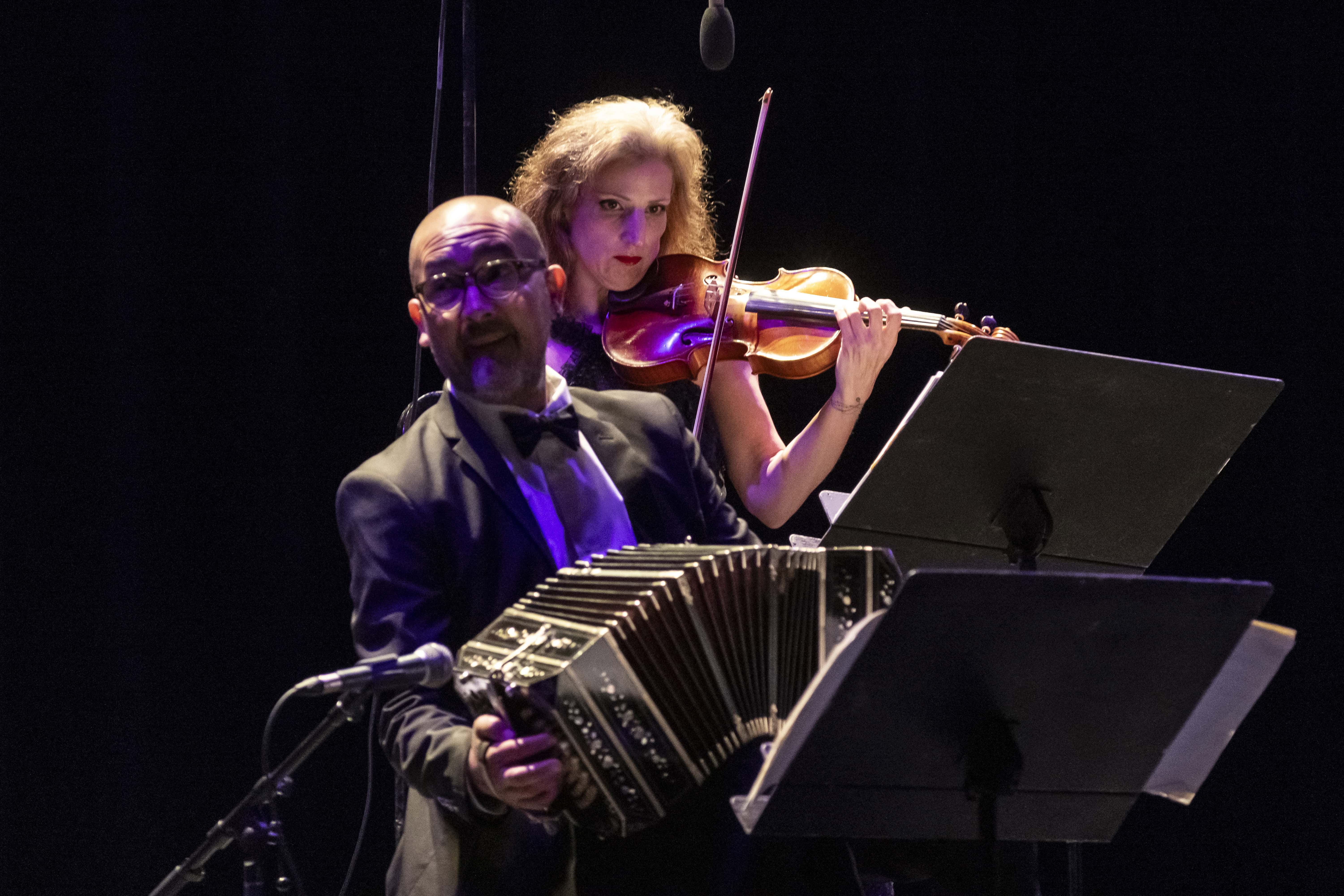 Horacio Romo en el bandoneón y la excelsa Diana LeGrand en el violín.