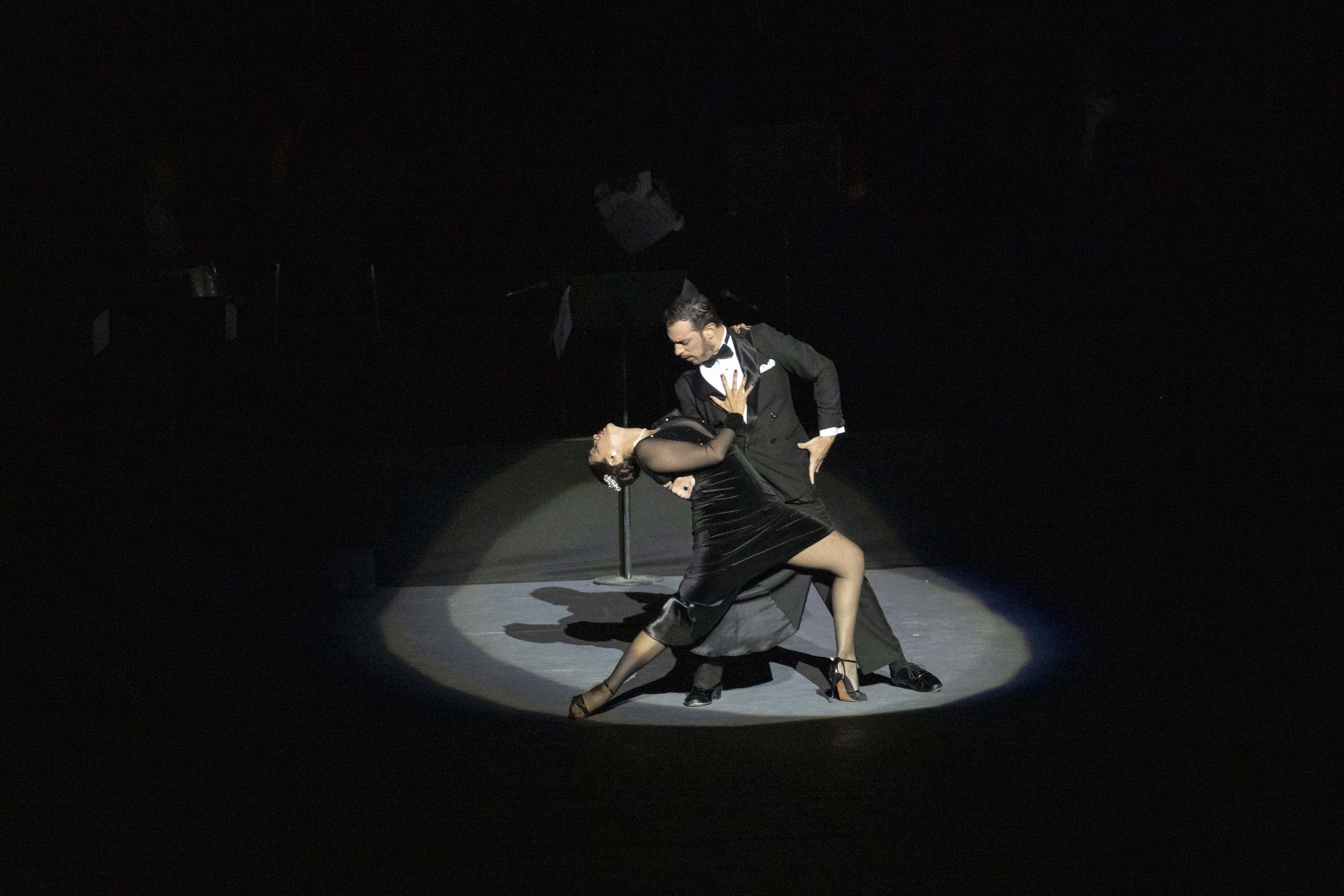 El espectáculo argentino Forever Tango elevó la música argentina, el baile y la elegancia a través del tango.
