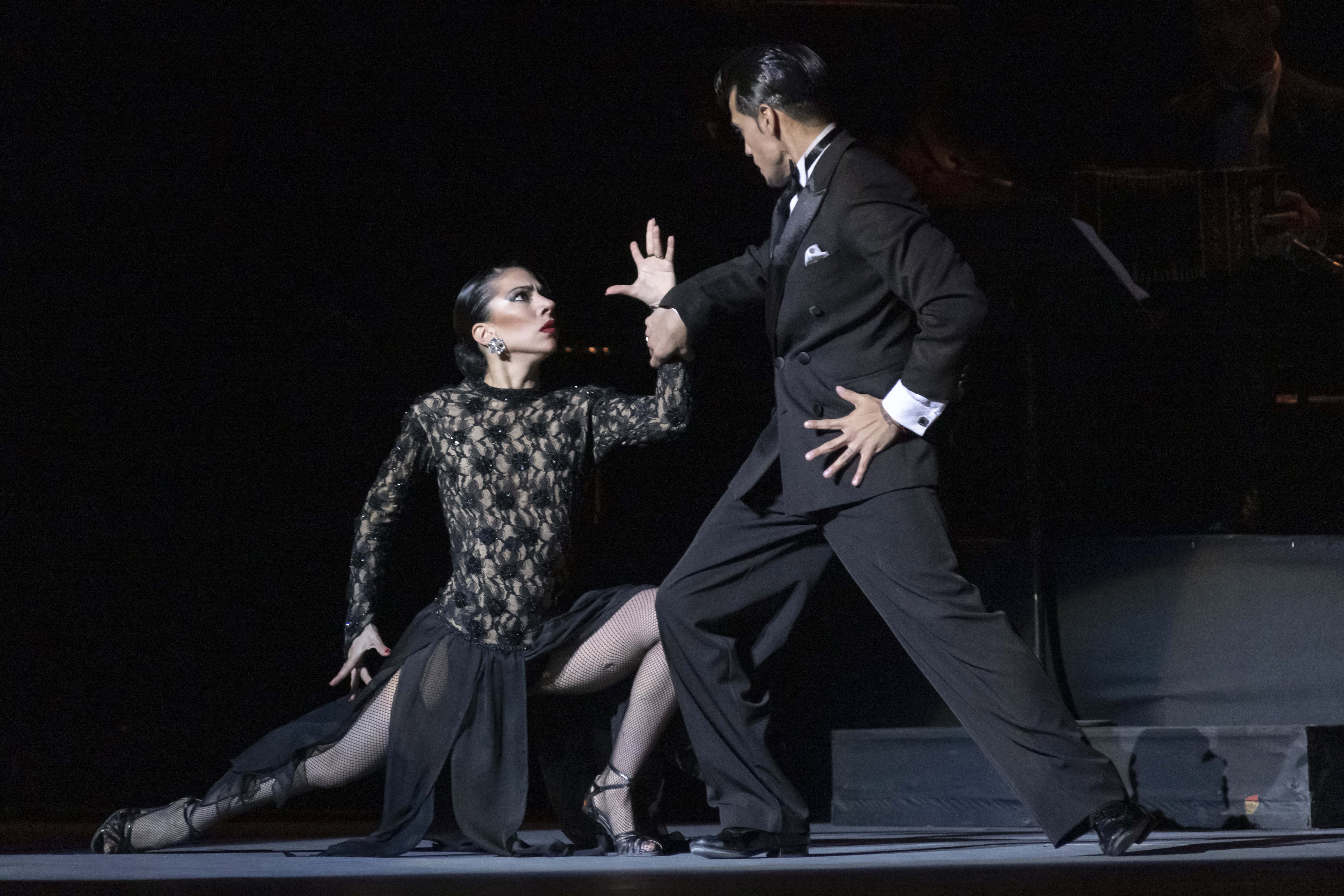 Pasión, técnica, elegancia y el arte puro del tango con hermosas vestimentas de la época.