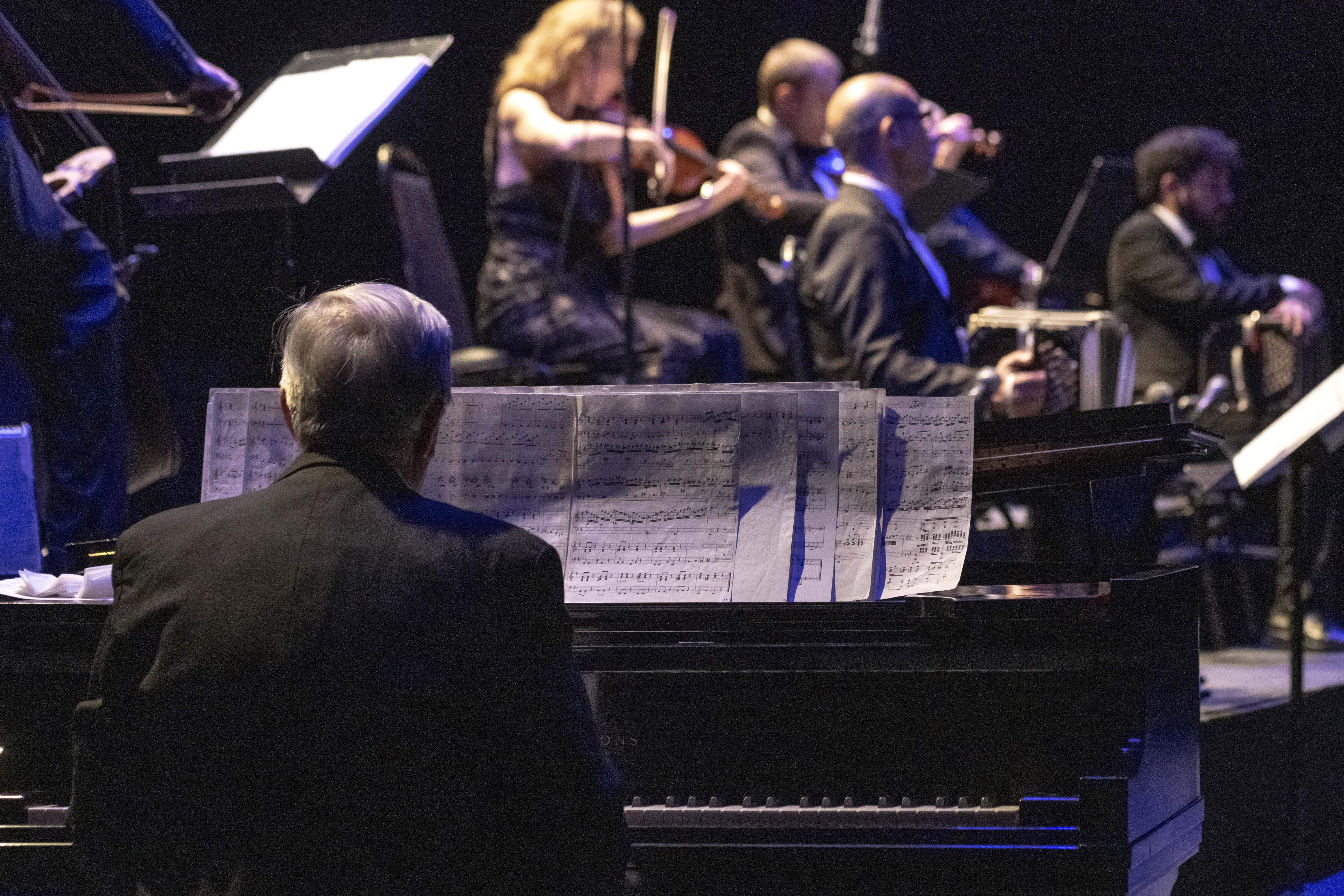 Entre los 22 números presentados, tuvo lugar un solo de la orquesta sin los bailarines, que se extendió por unos cinco minutos. Este momento rindió homenaje al amor y al tango, entre, la pasión, el romance, la nostalgia, la alegría y la tortura que los define