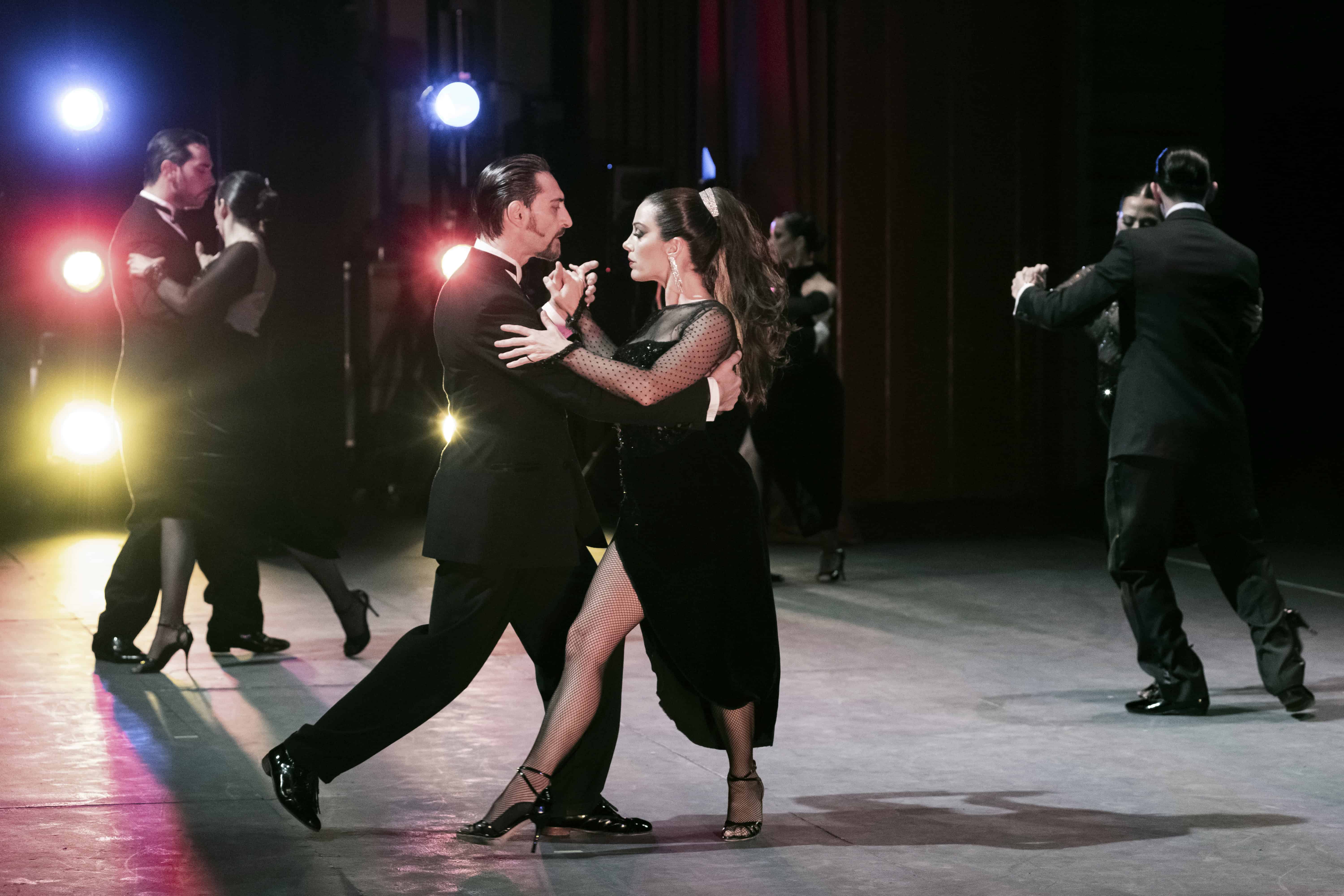 Aristocracia mostró la evolución del tango desde sus orígenes marginales hasta su aceptación en los salones de París y Buenos Aires, con una coreografía de exquisita elegancia.