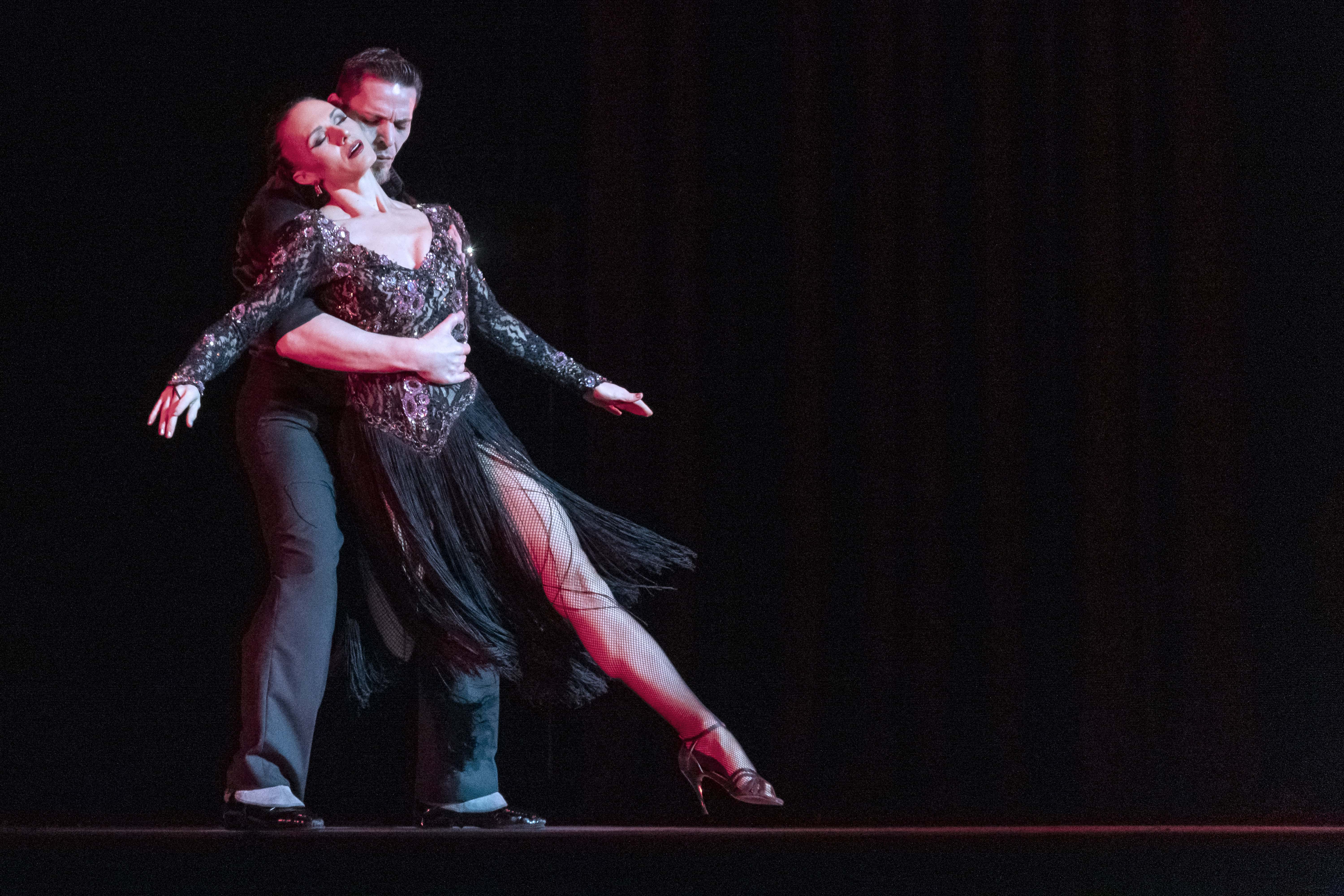 Una pareja revivió la rebeldía de los jóvenes de buenas familias que, en secreto, bailaban aquel tango prohibido y sensual.