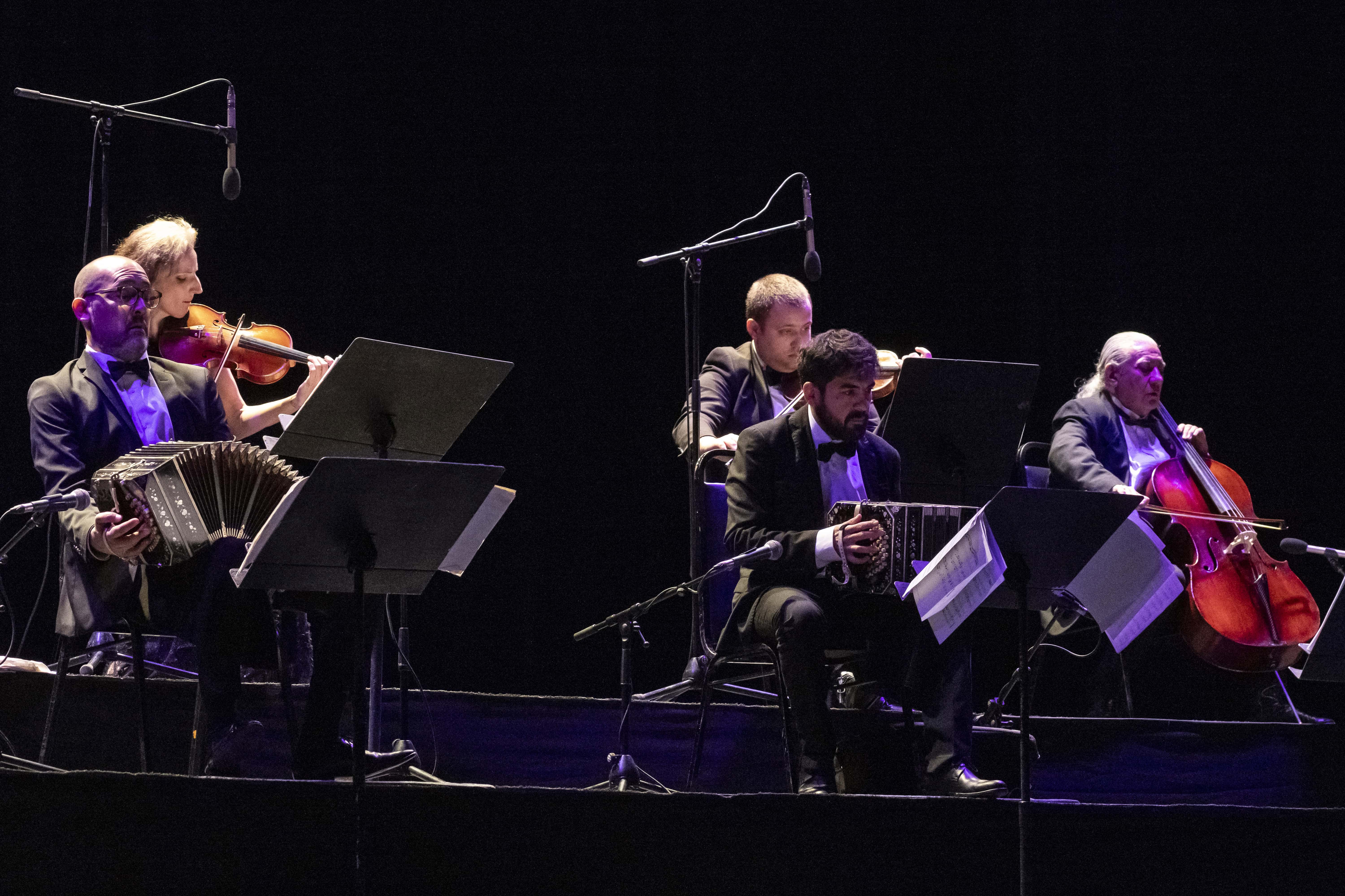La orquesta volvió a tomar el protagonismo con un tango instrumental antes de dar paso a En lo de Hansen, una escena ambientada en la famosa casa de baile de principios del siglo XX