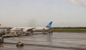 AILA inspecciona avión procedente de Madrid por alerta de bomba, que resultó falsa