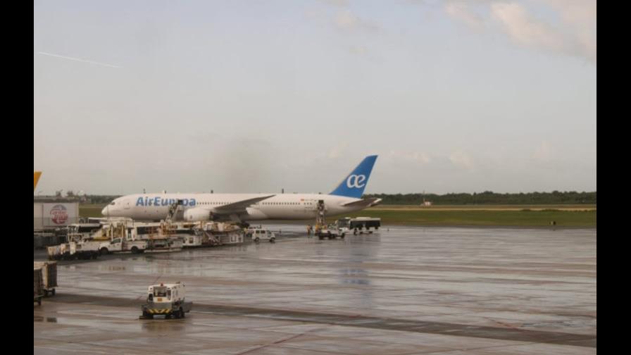 AILA inspecciona avión procedente de Madrid por alerta de bomba, que resultó falsa