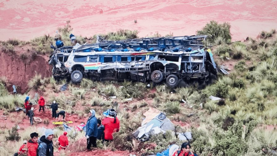 Un autobús se cae por un barranco en Bolivia y deja al menos cinco fallecidos y ocho heridos Un autobús se cae por un barranco en Bolivia y deja al menos cinco fallecidos y ocho heridos