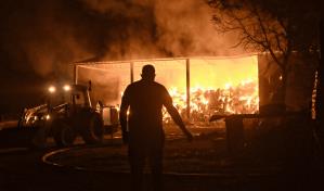 Ordenan evacuación de más de 5,000 personas de las afueras de Atenas por un gran incendio