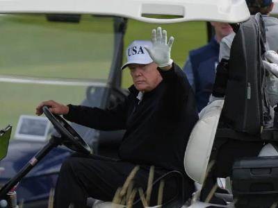 Trump juega al golf en Escocia previo a reuniones