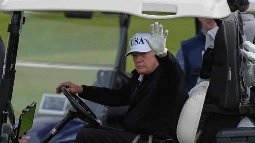 Trump juega al golf en Escocia antes de sus reuniones con Von der Leyen y Starmer