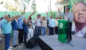 Leonel Fernández juramenta en la FP a exdirigentes del PLD y otras fuerzas políticas en Peravia