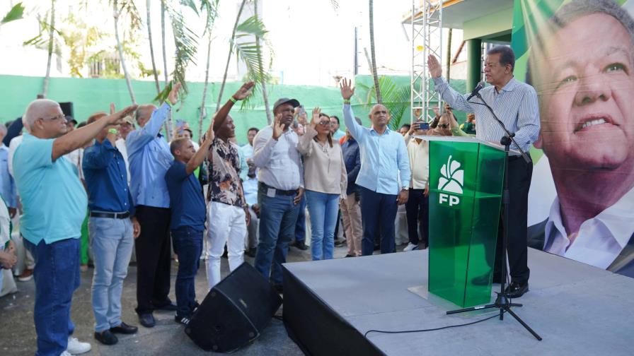 Leonel Fernández juramenta en la FP a exdirigentes del PLD y otras fuerzas políticas en Peravia