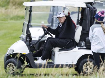 Donald Trump juega golf antes de reunión clave en Escocia