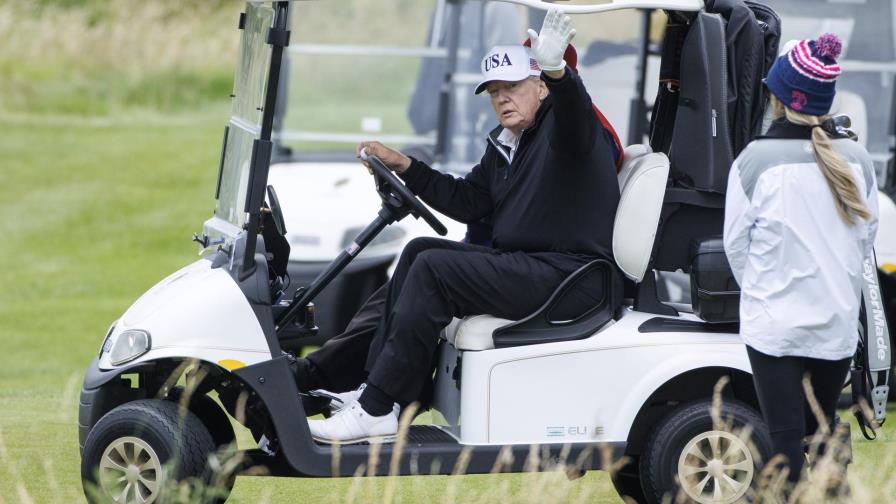 Trump juega al golf por segundo día en Escocia antes de reunirse con Von der Leyen