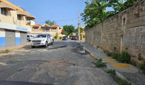 Niño cuestiona  al alcalde Dío Astacio por hoyos en las calles de Santo Domingo Este