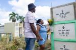 Con flores, música y velones: así recuerdan a los padres difuntos en su día