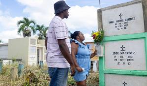 Con flores, música y velones: así recuerdan a los padres difuntos en su día