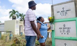 Con flores, música y velones: así recuerdan a los padres difuntos en su día