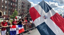 Desfile dominicano de El Bronx termina entre peleas y basura: celebraci&oacute;n se extendi&oacute; hasta las 4:00 a.m.