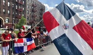 Desfile dominicano de El Bronx termina entre peleas y basura: celebraci&oacute;n se extendi&oacute; hasta las 4:00 a.m.