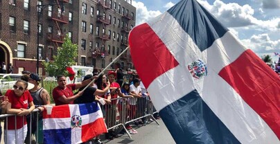 Desfile dominicano de El Bronx termina entre peleas y basura: celebraci&oacute;n se extendi&oacute; hasta las 4:00 a.m.
