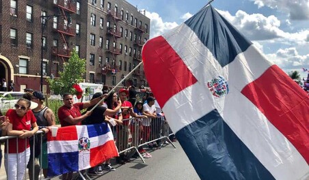 Desfile dominicano de El Bronx termina entre peleas y basura: celebraci&oacute;n se extendi&oacute; hasta las 4:00 a.m.