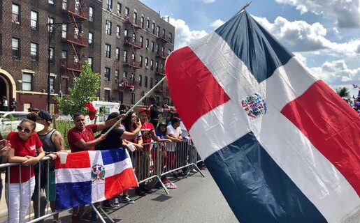 Desfile dominicano de El Bronx termina entre peleas y basura: celebraci&oacute;n se extendi&oacute; hasta las 4:00 a.m.