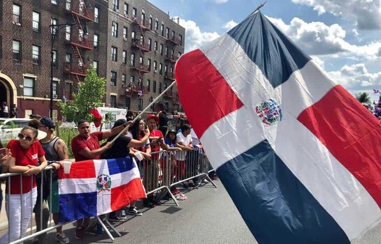 Desfile dominicano de El Bronx termina entre peleas y basura: celebraci&oacute;n se extendi&oacute; hasta las 4:00 a.m.