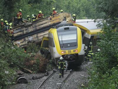 Tres muertos y varios heridos en Alemania por descarrilamiento de un tren
