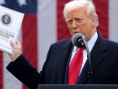 Trump suspende excepción de aranceles a envíos de bajo costo