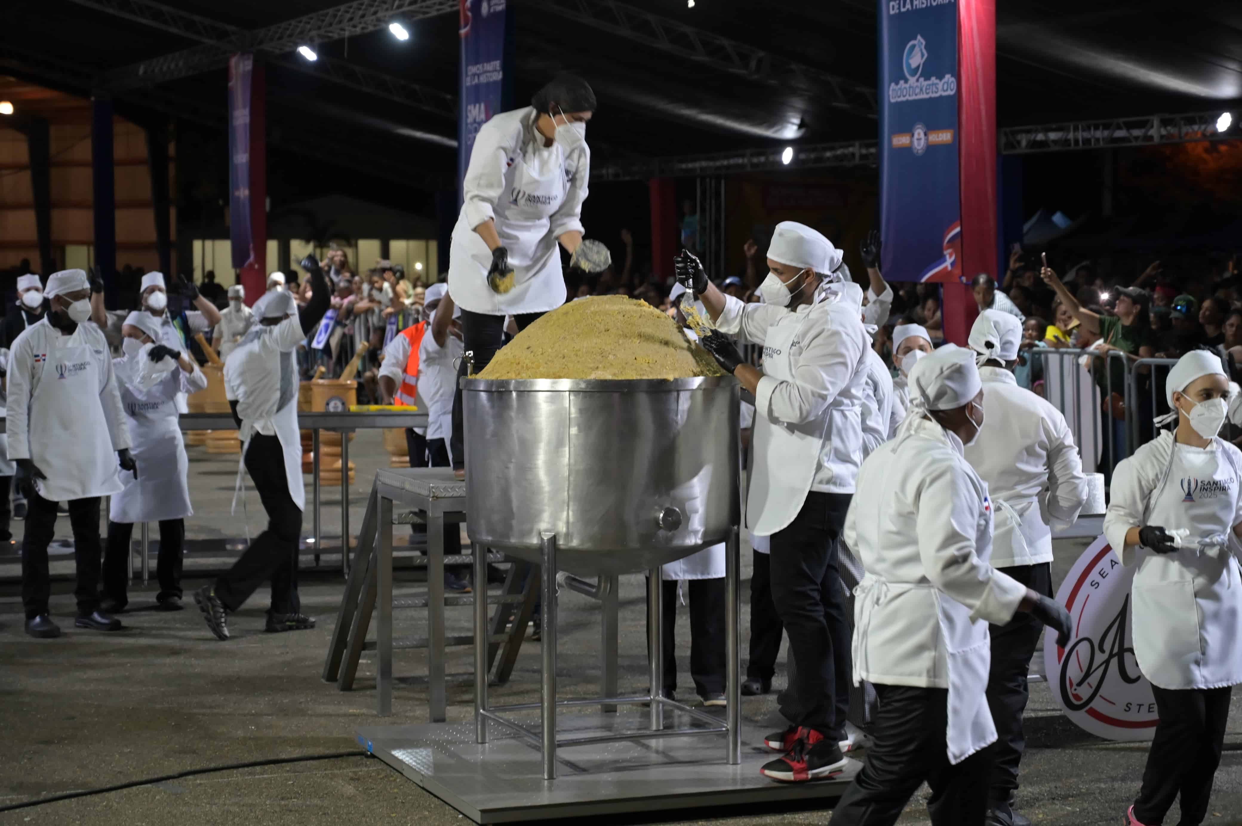 The mofongo weighed 560 kilos, equivalent to 1,234 pounds, far exceeding the 200-kilogram minimum required by Guinness for this category.