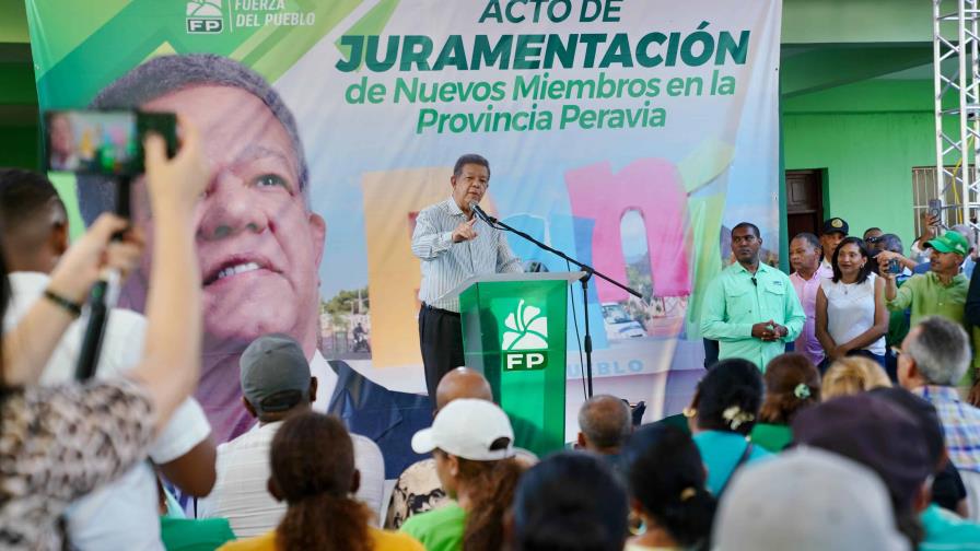 Leonel dice que circunvalación de Baní "costó tres veces más y es la mitad de lo que debió ser"