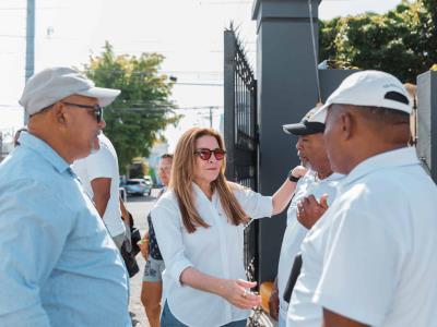 Carolina Mejía recorre cementerios y envía mensaje a los padres